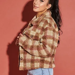 JACQUELINE DE YONG JDY By ONLY Damen Kurze Teddyfell Jacke 2-Pockets Karo Muster Cloud D. Weiss Braun 9 JACQUELINE DE YONG JDY By ONLY Damen Kurze Teddyfell Jacke 2-Pockets Karo Muster Cloud D. Weiss Braun -Vero Moda Verkaufsgeschäft 21083660 3